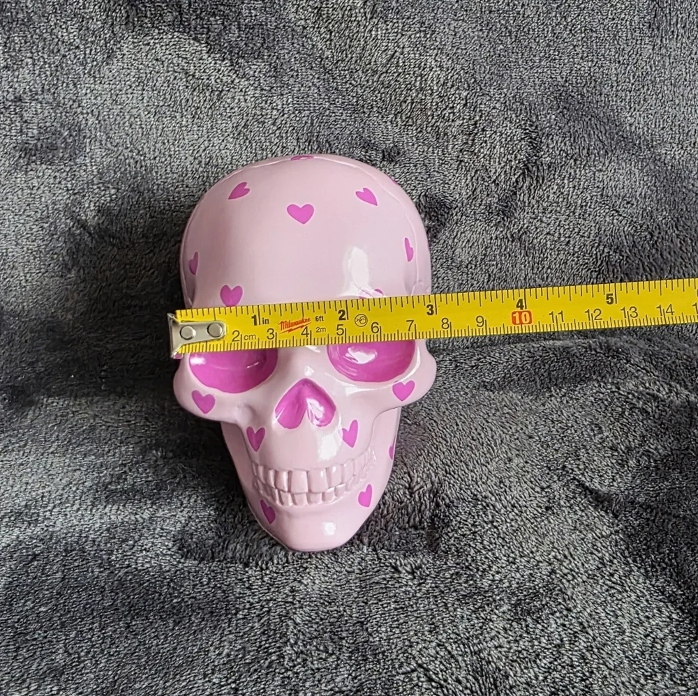 Valentine's Day Halloween Day of the dead Polyresin Skull with Hearts Pink NWT